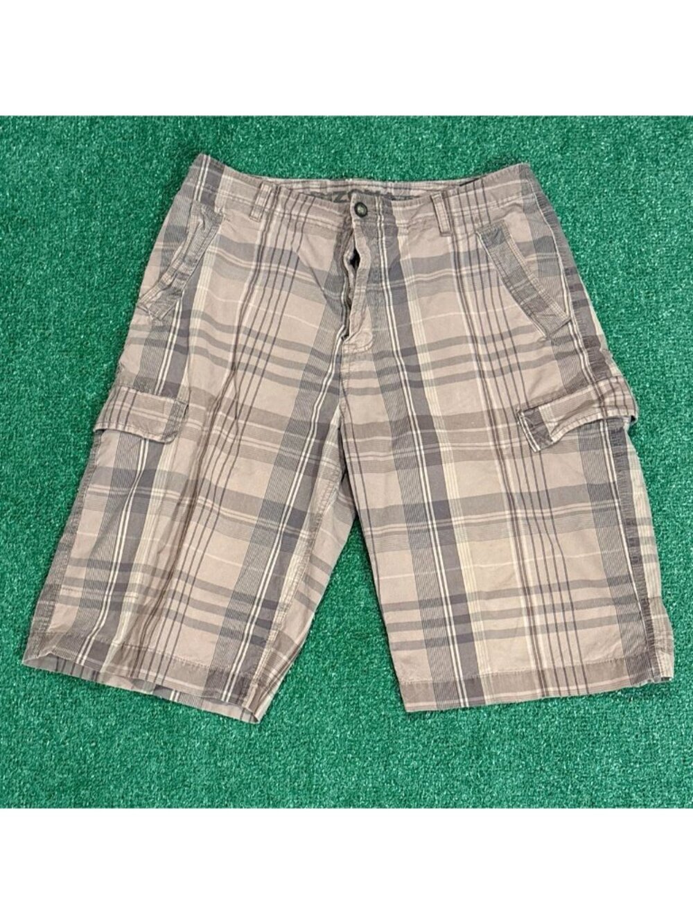 Plaid Cargo Shorts | 36 Description:Plaid cargo...